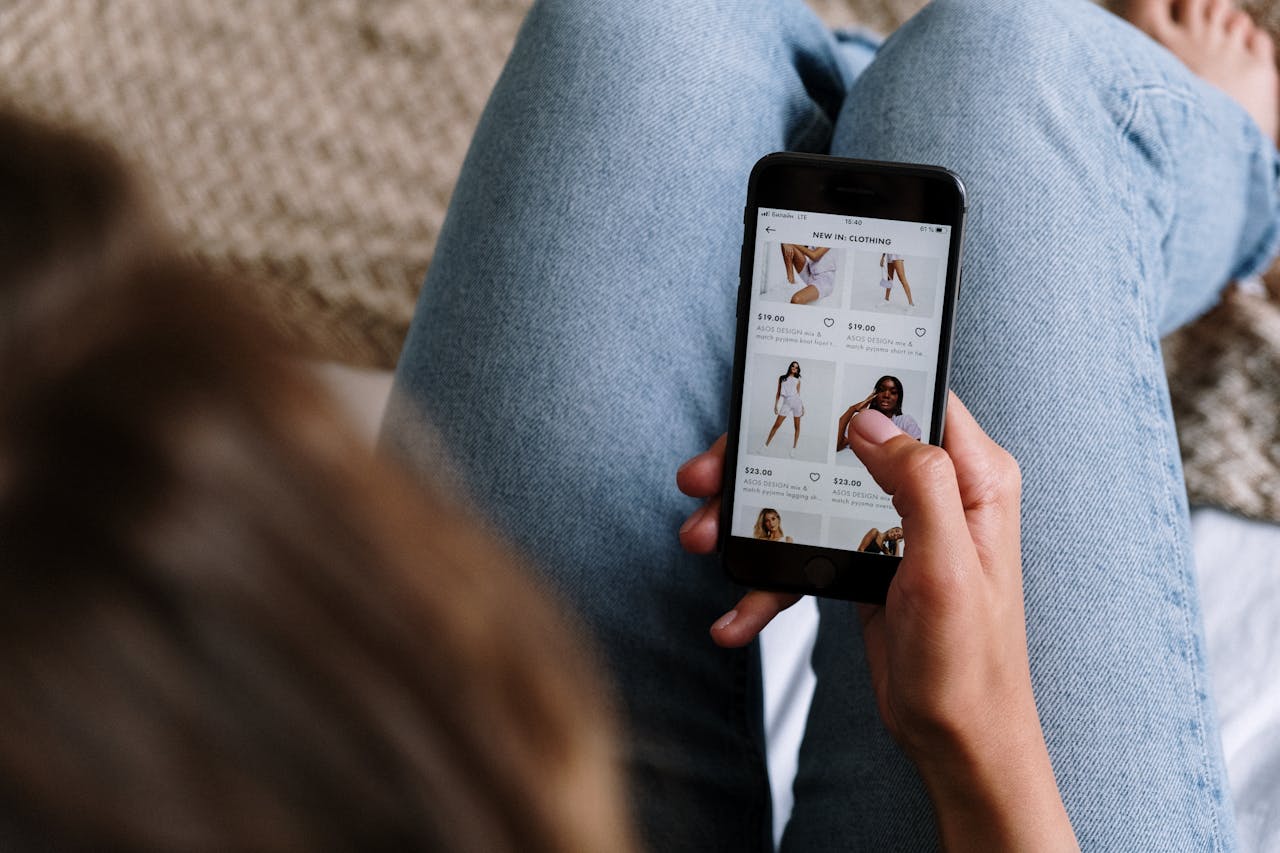 vrouw met telefoon in hand