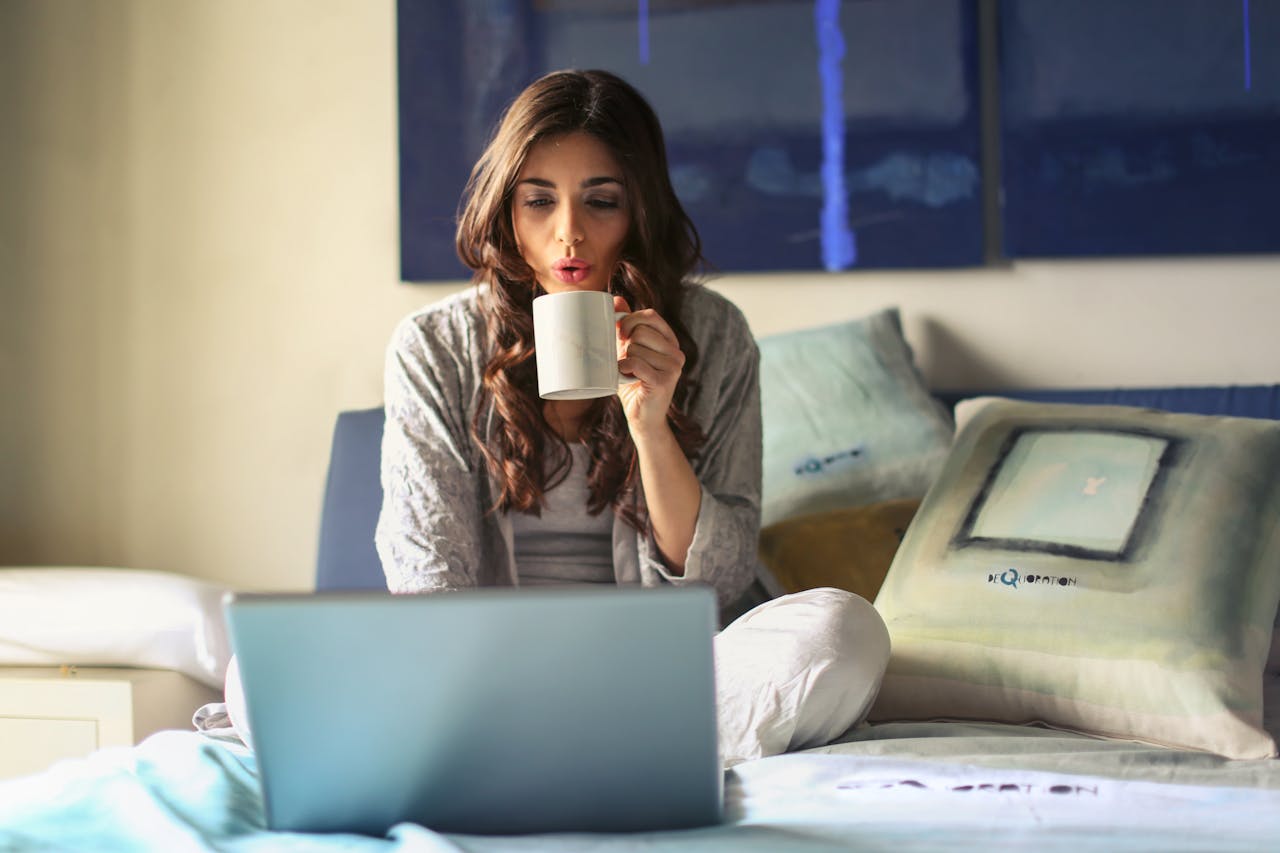 Foto van vrouw met kop koffie